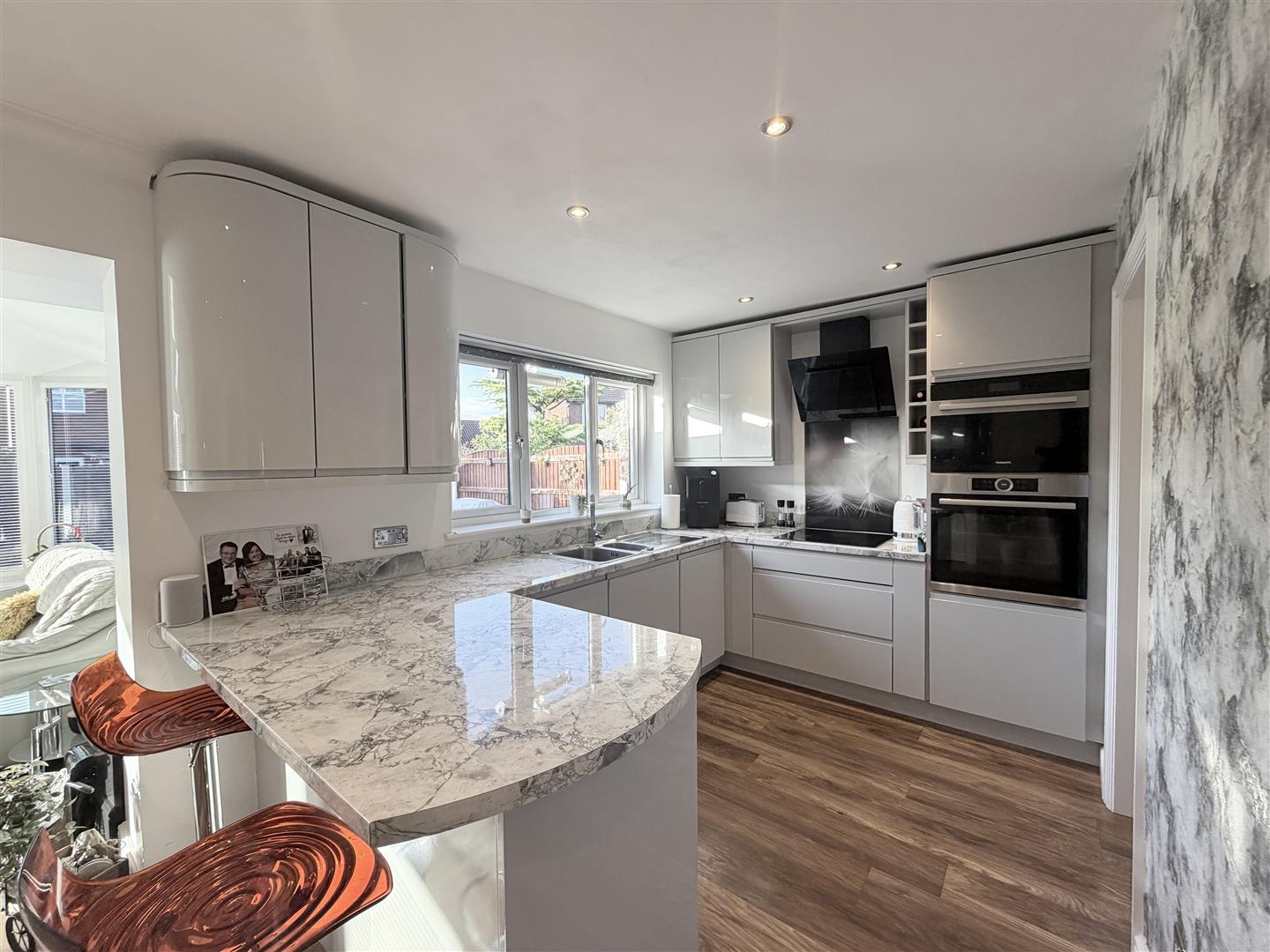 4 bed house - detached in Southwark Drive, Dukinfield – photo 5